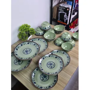 Classic Green Melamine 24-Piece Dinnerware Set